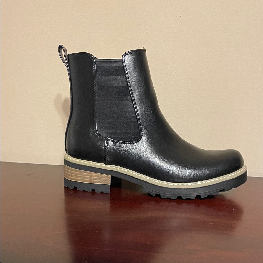 Universal Thread Black Chelsea Ankle Boots-Size 8-Lug Sole/Pull on - NEVER WORN